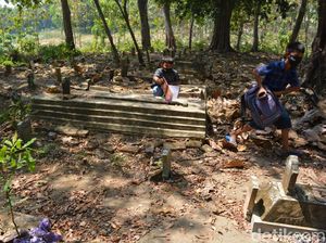 Kasihan, Siswa SD Jombang Belajar Daring di Makam Karena Susah Sinyal