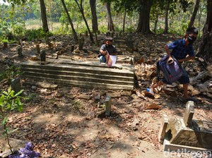 Kasihan, Siswa SD Jombang Belajar Daring di Makam Karena Susah Sinyal