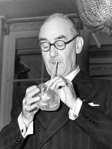 Bra Tiu Seorang managing director dari sebuah perusahaan Amerika mendemonstrasikan produk bra tiup yang diproduksi di Inggris pada September 1952.