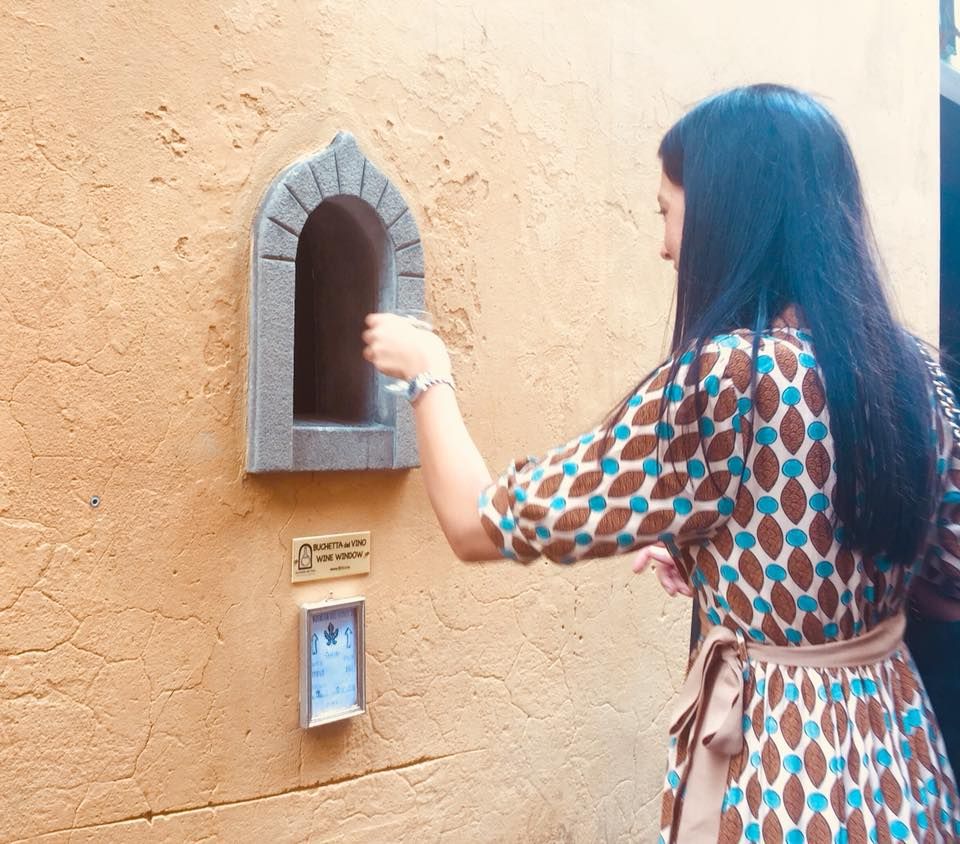 Di abad 17, Italia punya cara unik menyajikan wine pada konsumennya. Sekarang karena pandemi Corona, tradisi lama itu dihadirkan kembali.