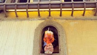 Adapun cara pelayanannya, mereka akan memberikan botol anggur melalui lubang kecil atau jendela keapda pelanggan. Dan mereka tidak menerima pembayaran langsung dari tangan pelanggan. Nanti mereka akan memberikan palet logam dan pelanggan meletakan koin di atasnya. Kemudian si penjual akan mendisfektan koin dan menyimpannya. (Buchette del Vino)
