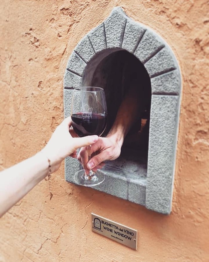 Di abad 17, Italia punya cara unik menyajikan wine pada konsumennya. Sekarang karena pandemi Corona, tradisi lama itu dihadirkan kembali.