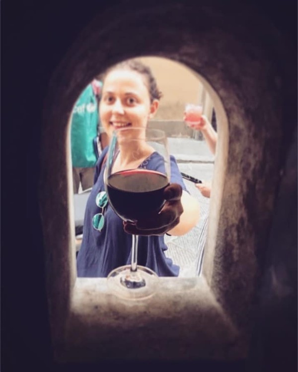 Inilah cara yang dipakai oleh pabrik anggur, gelateria, dan bar di Tuscany, Italia. Mereka menemukan caara melayani minuman kepada pelanggan sembari tetap menjaga jarak dengan aman menggunakan jendela kecil. (Buchette del Vino) Inilah cara yang dipakai oleh pabrik anggur, gelateria, dan bar di Tuscany, Italia. Mereka menemukan caara melayani minuman kepada pelanggan sembari tetap menjaga jarak dengan aman menggunakan jendela kecil. (Buchette del Vino)