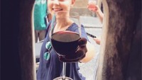 Inilah cara yang dipakai oleh pabrik anggur, gelateria, dan bar di Tuscany, Italia. Mereka menemukan caara melayani minuman kepada pelanggan sembari tetap menjaga jarak dengan aman menggunakan jendela kecil. (Buchette del Vino)