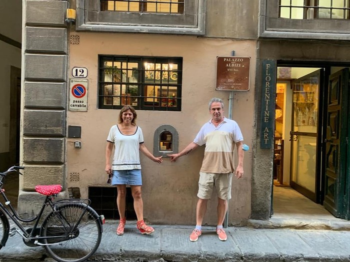 Buchette del Vino Di abad 17, Italia punya cara unik menyajikan wine pada konsumennya. Sekarang karena pandemi Corona, tradisi lama itu dihadirkan kembali.