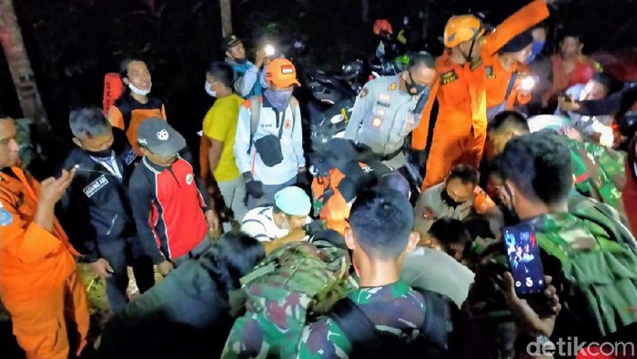 Jenazah Multazam, pelajar yang jatuh ke jurang 100 meter di Bukit Piramid Bondowoso sudah dievakuasi. Proses evakuasi memakan waktu 10 jam melalui medan berat.
