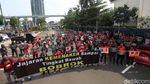 Buruh Geruduk Gedung Kemenaker Tuntut Perlindungan Pekerja