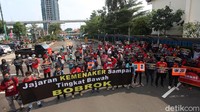 Dalam aksi tersebut, para buruh tampak membawa poster dan spanduk berisi kekecawaan atas kinerja Kemenaker yang dianggap tak mampu memberi perlindungan bagi para buruh.