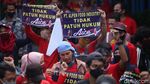 Buruh Geruduk Gedung Kemenaker Tuntut Perlindungan Pekerja