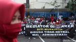 Buruh Geruduk Gedung Kemenaker Tuntut Perlindungan Pekerja