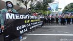 Buruh Geruduk Gedung Kemenaker Tuntut Perlindungan Pekerja