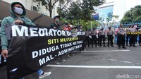 Tampak sejumlah petugas keamanan berjaga di area aksi untuk menjaga ketertiban dan keamanan saat diselenggarakannya aksi tersebut.