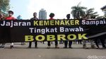Buruh Geruduk Gedung Kemenaker Tuntut Perlindungan Pekerja