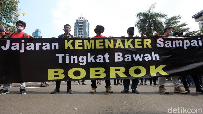 Buruh Geruduk Gedung Kemenaker Tuntut Perlindungan Bagi Pekerja Ratusan buruh menggelar aksi di depan Gedung Kemenaker. Dalam aksi itu para buruh kecewa atas kinerja Kemenaker yang dianggap tak mampu melindungi para pekerja.