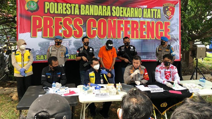 Calon Penumpang Bandara Soetta Ditangkap Bawa Surat Bebas COVID Palsu