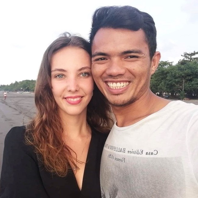 Berbincang dengan Wolipop, Clem mengatakan jika mereka bertemu saat dia sedang berlibur selama dua bulan di Padang, Sumatera Barat. Clem pun berwisata ke pulau yang berada di sekitar Sumatera Barat tersebut. Sebelum pergi ke pulau, dia harus melintasi terlebih dahulu kawasan Bungus, Teluk Kabung, Sumatera Barat, yang mana itu adalah kampung halaman Danil. Foto: Dok. Instagram @danil_gustian_c.