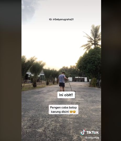 Curhat netizen kaya raya yang ambil pesanan makanan naik golf cart