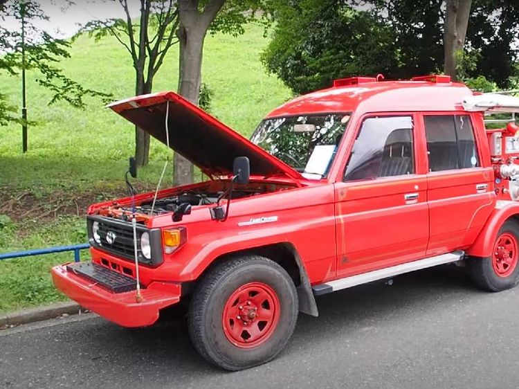 Begini Jadinya kalau Land Cruiser Jadi Mobil Pemadam Kebakaran