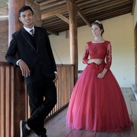 Menikah dengan pria yang bekerja sebagai nelayan dan pemandu wisata, Clem mengaku menerima Danil apa adanya dan mengetahui profesi suaminya. ”Saya menerima suami saya apa adanya, yang penting dia cocok sama aku. Walaupun dia nelayan, pemandu wisata atau lain, saya tetap mencintainya, ujarnya. Foto: Instagram @danil_gustian_c.