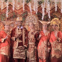 Clem menambahkan keluarganya pun mendukung hubungannya dengan Danil. Keduanya resmi menikah pada 6 Februari 2019 dan kini tinggal di Prancis. “Dibelikannya tiket diurus semua sama mereka. Dibawa ketemu keluarganya, paman, tante dan alhamdulillah semuanya suka,” lega Danil saat berbincang dengan Wolipop. Foto: Instagram @danil_gustian_c.