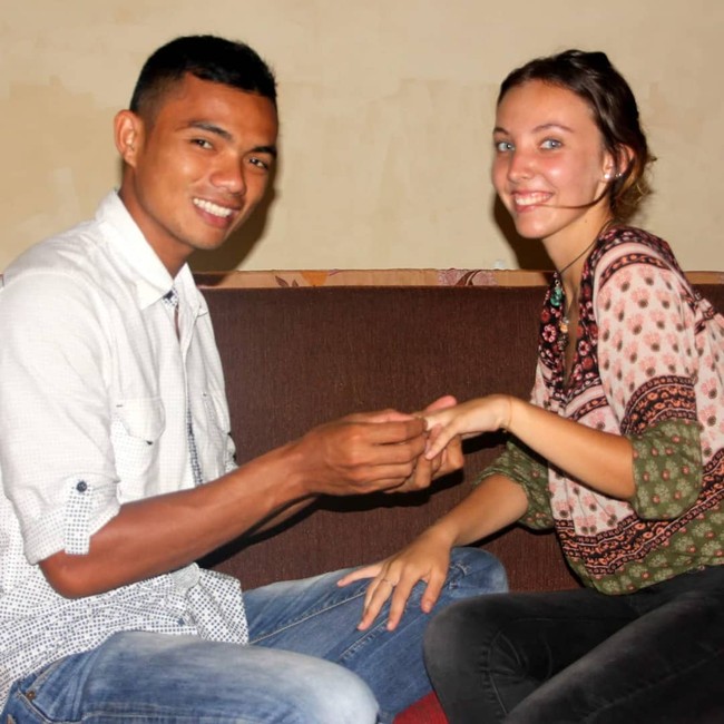 Keduanya pun resmi berpacaran pada 13 Agustus 2017. Clem menyebutkan selama pacaran hingga menikah pada 2019, tak ada hambatan saat menjalin hubungan bersama Danil. “Alhamdulillah kami saling mengerti satu sama lain tentang adat, jadi kami tidak ada duka. Tentang kesukaan, itu lebih dari luar biasa. Kami bahagia dan saling mengerti,” ujar Clem. Foto: Instagram @danil_gustian_c.