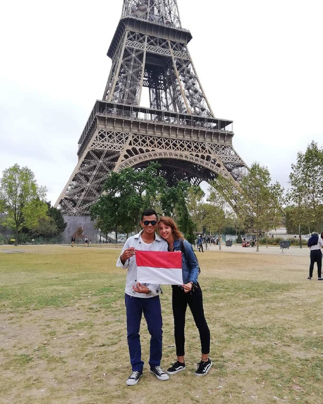 Di negara beribukota Paris itu Danil bekerja menjadi chef tetap di sebuah restoran besar. “Keluarga saya senang karena mereka suka dengan Danil. Mereka sudah tahu bahwa danil adalah laki laki yang baik dan tulus. Mereka langsung izinkan kami untuk menikah. Sekarang kami tinggal di Prancis, di kota Les Sables Dolonne, Perancis. Kami tinggal di sini sejak bulan Agustus 2019,” kata Clem. Foto: Instagram @danil_gustian_c.