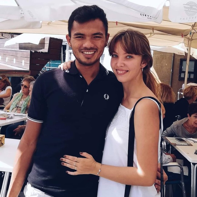 Setelah sebelumnya melihat Clem hanya dari kejauhan, Danil akhirnya menemukan Instagram wanita Prancis itu. Dan pria asal Sumatera Barat tersebut memberanikah diri untuk mengirim direct message ke Clem. “Dia perkenalkan diri dan undang saya ke rumahnya. Waktu itu saya masih ragu karena belum pernah melihat wajahnya, akunnya pribadi dan saya tidak mau follow back dia,”ucap Clem saat diwawancara Wolipop. Foto: Instagram @danil_gustian_c.