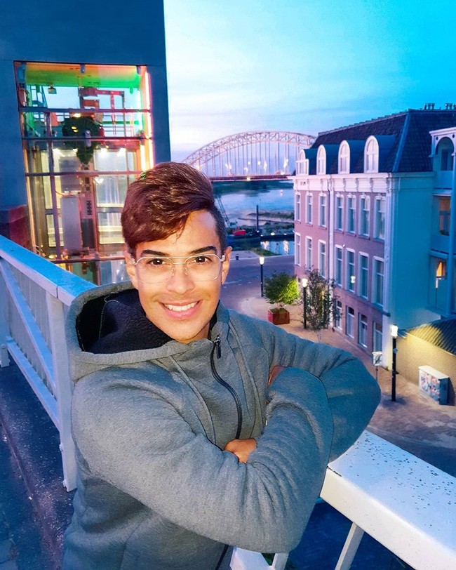 Selain gaya hidup sehatnya, hal utama yang tak kalah penting adalah punya mindset positif. Saya adalah bukti bahwa menjadi manusia bisa tetap dan merasa muda meski bertambah usia. Hal utama adalah menerima dan mencintai diri. Kamu baik bagi dirimu, pesannya yang tertuang dalam bukunya yang berjudul Young After 40. Foto: Instagram