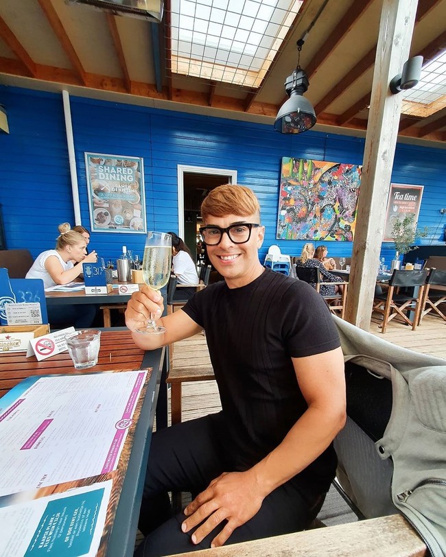 53 years young. Begitu Edson menulis dirinya di bio Instagramnya. Edson mengaku menjadi sangat percaya diri dengan penampilan mudanya.  Foto: Instagram