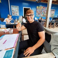 53 years young. Begitu Edson menulis dirinya di bio Instagramnya. Edson mengaku menjadi sangat percaya diri dengan penampilan mudanya.  Foto: Instagram