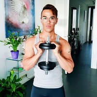 Selain karena gennya yang baik, wajah awet mudanya berkat gaya hidup sehatnya. Pria dengan followers Instagram 17 ribu itu mengaku rajin olahraga dan makan makanan sehat.  Foto: Instagram