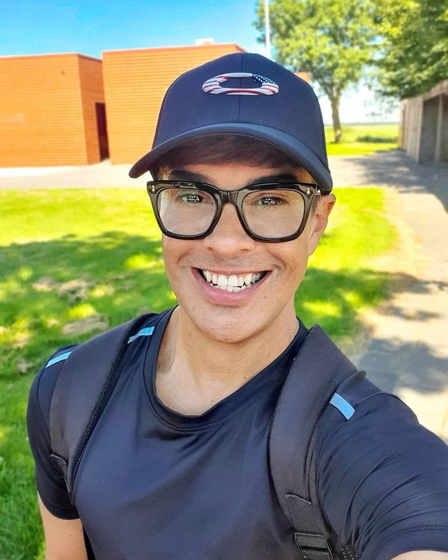 Pria bernama Edson Brandao sering dikira anak muda. Influencer asal Belanda itu sering dikira berusia 25 tahun. Tapi tebakan orang tentang usianya ternyata salah besar.  Foto: Instagram