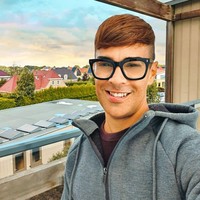 Aku mengatur untuk meraih goals dengan cara yang natural, banyak makan buah, sayur dan banyak minum air putih. Aku setiap hari menggunakan krim anti aging untuk kulitku untuk menjaga penampilan yang awet muda, jelasnya. Foto: Instagram