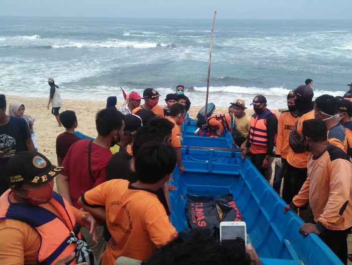 Evakuasi mayat di Pantai Wediombo, Gunungkidul, Senin (10/8/2020).