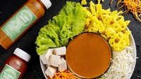 Asinan Ny Lanny juga patut dicicipi pencinta asinan. Tersedia dalam pilihan buah dan satur. Pelengkapnya kerupuk gurih dan bumbu asinan yang rasanya pas, fresh, dan tanpa bahan pengawet. Foto: Instagram asinan.nylanny