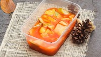Kalau ini kreasi asinan buah bukan kekinian. Dijual Asinan Matraman dengan harga Rp 20.000. Isiannya ada bengkoang, kedondong, nanas, salak, hingga jambu. Tersedia juga asinan sayur berisi selada, tauge, tahu, wortel, ketimun, dan kol. Foto: Instagram asinanmatraman_