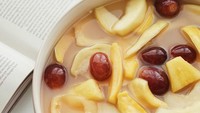 Asinan Papi juga terlihat menggugah selera dengan isian buah yang melimpah. Buahnya antara lain mangga, apel, jambu kristal, anggur, salak, nanas, dan kelengkeng. Harganya Rp 50.000 untuk kemasan 400 ml dan Rp 85.000 untuk kemasan 750 ml. Foto: Instagram asinanpapi