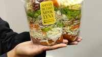 Masih gaya Betawi, Asinan Mpok Lyna juga tersedia dalam pilihan buah atau sayur. Selain kemasan kotak juga tersedia kemasan pouch yang praktis. Asinan di sini bebas bahan pengawet dan tanpa pewarna buatan. Foto: Instagram asinanbetawi_mpoklyna