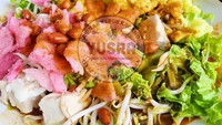 Asinan Kebon Kacang Yusra juga bisa jadi pilihan kalau kamu mau asinan sayur atau buah khas Jakarta. Pilihan buah dan sayurnya segar dengan gula asli. Harganya mulai dari Rp 20.000 per porsi. Foto: Instagram asinanyusra