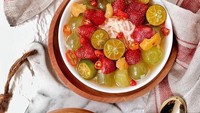 Asinan buah di Asinan Mamaku menghadirkan cita rasa manis, asam, asin, dan pedas yang manjakan selera. Bisa pilih asinan mangga, jambu biji, atau jeruk Bali. Dicampur juga enak dengan tambahan buah kiamboy. Foto: Instagram asinan_mamaku