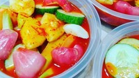 Asinan Onet adalah asinan buah dan sayur khas Bogor dengan isian beragam. Kuahnya memakai 100 persen gula asli. Untuk pilihan buahnya ada jambu air, nanas, mentimun, mangga, sampai bengkuang. Foto: Instagram asinan_onet