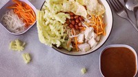 Asinan sayur punya Asinan Ar ini berisi tauge, mentimun, wortel, dan tahu putih. Pelengkapnya ada kacang tanah goreng, kerupuk mie, sampai emping. Disiram pakai kuah kacang, rasanya nikmat. Foto: Instagram asinan_ar