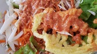 Suka asinan Betawi? Menu Asinan Betawi Mpok Yess bisa jadi pilihan. Ada asinan sayur yang segar dengan saus kacang dan asinan buah. Harganya Rp 20.000 saja per bungkus. Foto: Instagram asinanbetawimpokyess