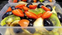 Asinan buah yang kekinian dengan pilihan buah premium juga bisa dinikmati di Asinan Kekinian. Bahannya fresh dan tanpa pengawet. Untuk jenis buah bisa sesuai selera, pun tingkat kepedasannya. Foto: Instagram asinan_kekinian