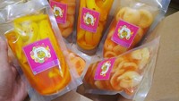 Kemasan Asinan MM begitu praktis sehingga bisa dikirim ke luar kota. Asinan buah di sini tersedia dalam pilihan rasa manis, sedang, dan pedas. Buahnya ada kedondong, mangga, salak Bali, pepaya, dan pala. Foto: Instagram asinanmm