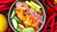 Asinan ini sangat terkenal di Instagram. Namanya Asinan Rika yang membuat produknya tanpa cuka dan pemanis buatan. Harganya Rp 35.000-60.000 per porsi. Menu asinan di sini sangat banyak. Salah satunya jambak yang berisi jambu kristal, salak, nanas, mangga, bengkoang, dan kedondong. Foto: Instagram asinanrika