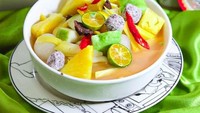 Dessert by Conny menawarkan asinan buah kekinian. Kuahnya tidak pakau cuka tetapi jeruk sonkit, irisan cabai merah, dan kiamboy. Lalu untuk menunya ada asinan jambu lengkeng, pepaya mangga, sampai lengkeng mangga. Tersedia juga dalam versi pedas. Foto: Instagram dessertbyconny