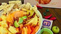 Menyebut asinan khas Bogor tak bisa meninggalkan Asinan Sedap Gedung Dalam. Asinan yang sudah ada sejak 1978 ini juga dijual online. Buah asinannya beragam seperti nanas, ubi, pepaya, mangga, bengkoang, sampai apel. Ada juga asinan sayur yang nikmat di sini. Foto: Instagram asinansedapgedungdalam_bogor