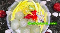 Asinan Merem Melek juga bisa jadi pilihan. Kemasannya memakai mangkuk plastik yang praktis. Jenis isiannya bisa dipilih sesuai selera. Misalnya asinan lengkeng mangga atau mangga, salak, dan jambu. Foto: Instagram asinanmerem_melek