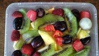 Mau asinan buah premium? Racikan Fangs Kitchen wajib dicoba. Harganya Rp 150.000 untuk ukuran sedang. Isiannya buah premium seperti apel, pir, jeruk Bali, anggur, kiwi, hingga strawberry. Selain asinan, ada juga rujak bumbu kacang mede. Foto: dok. detikFood